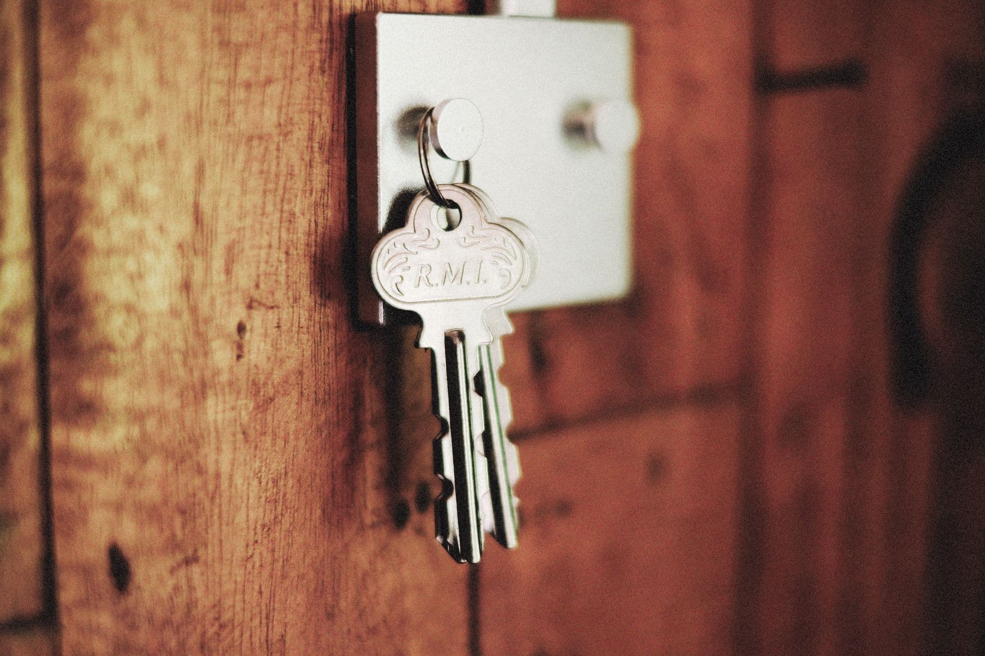 Clé suspendue à une porte en bois
