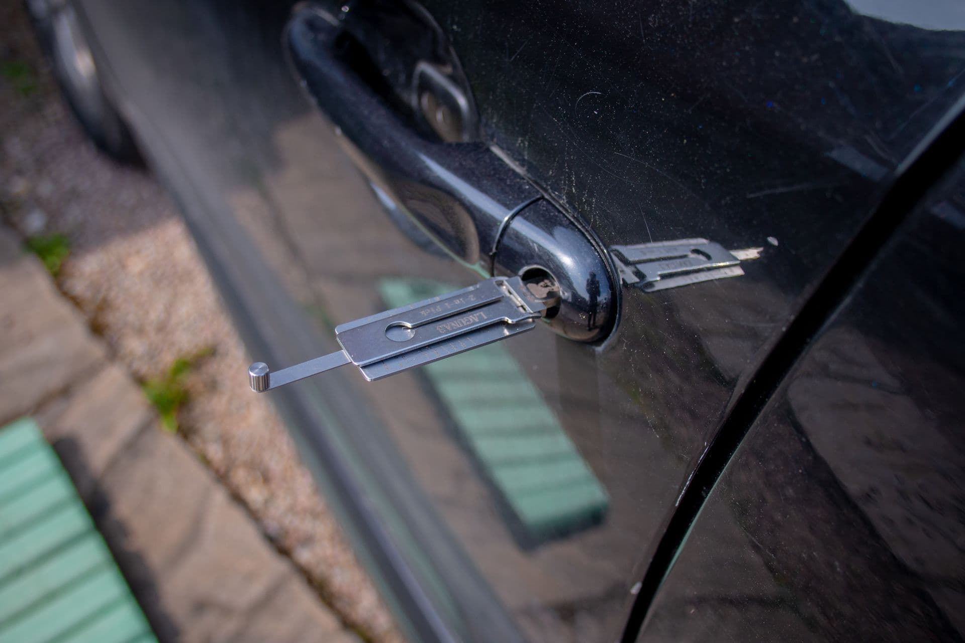 Ouverture de la portière d'une voiture par un serrurier sur un parking de Tubize