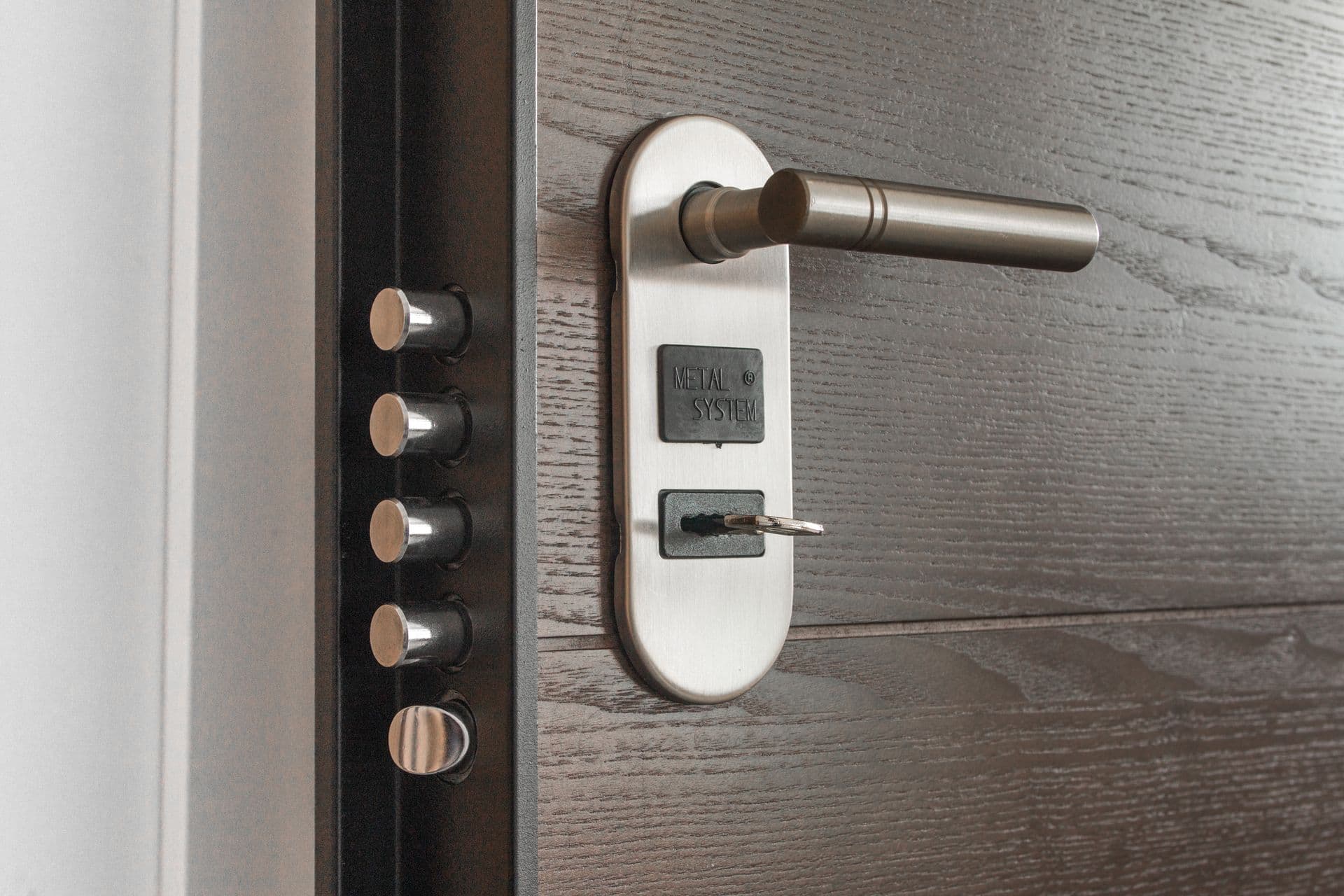 Porte blindée équipée d'une serrure multipoints