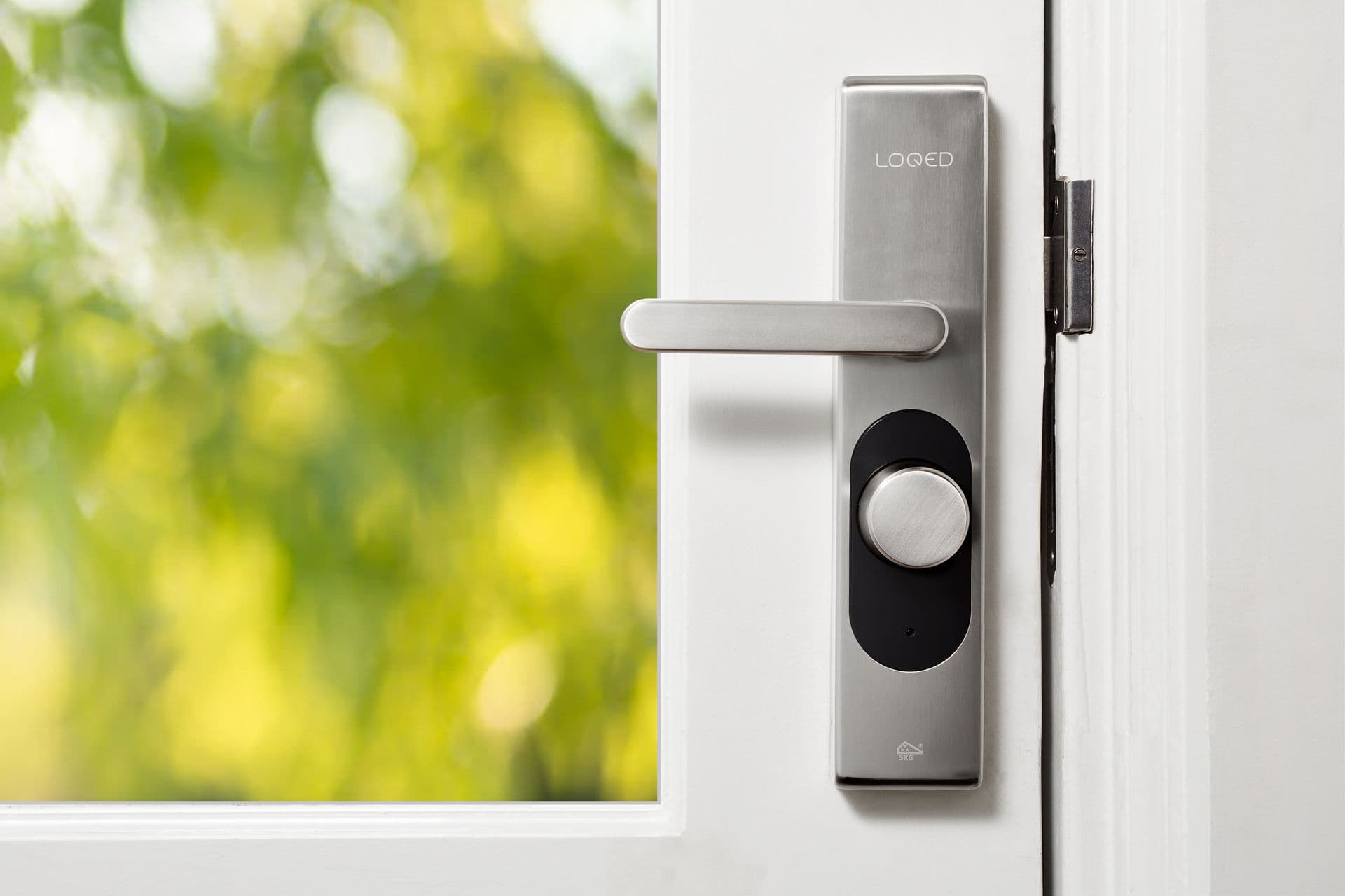 Serrure électronique installée sur la porte d'entrée commune d'une copropriété à Tubize